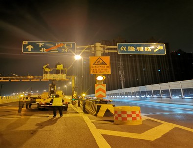 常熟郑州市北三环彩虹桥交通标志牌安装现场